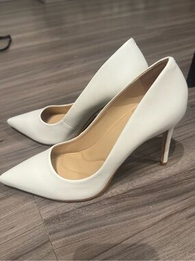 Gianna Bini White Pointed-Toe Stiletto Pumps